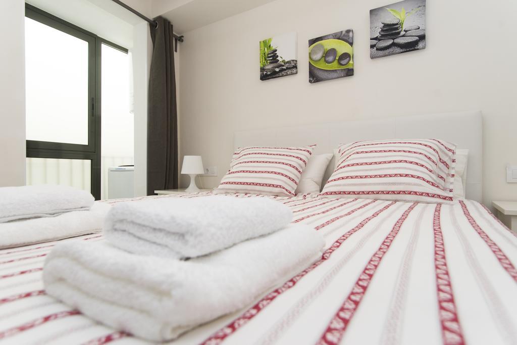 Apartments Barcelona Sagrada Szoba fotó